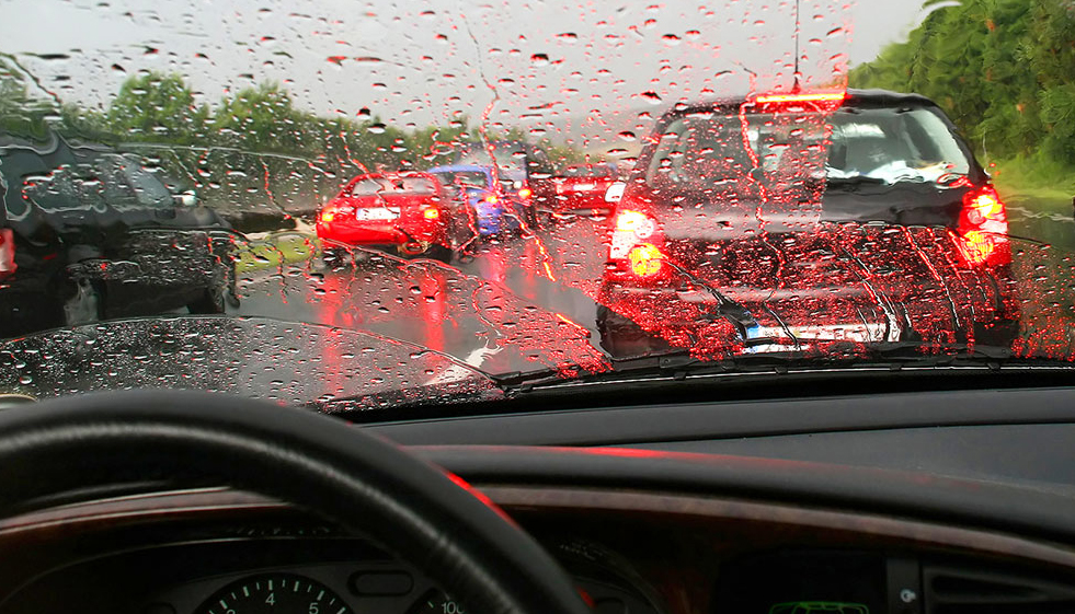 Lee más sobre el artículo Consejos para conducir con seguridad en temporada de lluvias